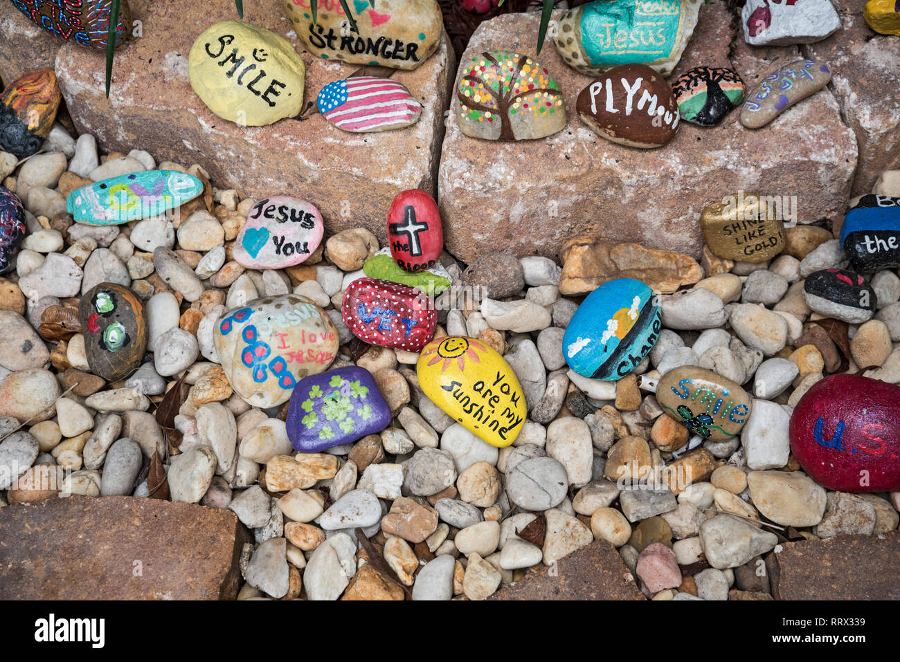Stein Garten am See Stadt, Florida Veterans Administration Medical Center. Die Steine sind von Hand bemalt und in einen kleinen Garten in der Nähe der entr platziert Stockfoto