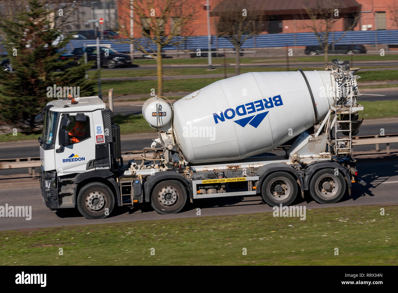 Breedon cement mixer Fahrzeug, LKW, LKW-Fahren auf der Straße Stockfoto