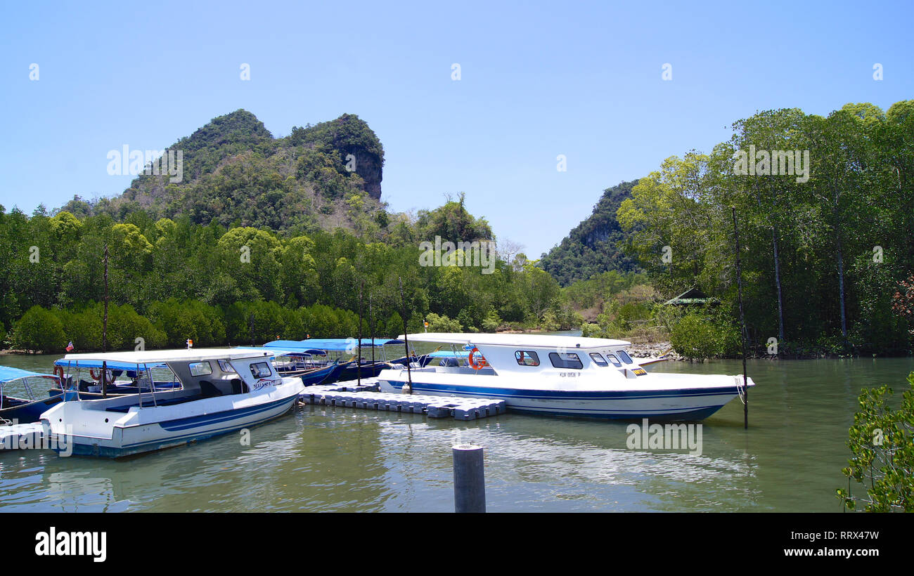 KUAH, Langkawi, Malaysia - Apr 07th, 2015: Touristen fahren mit dem Schnellboot Mangroven im Kilim Geoforest Park Langkawi Insel zu besuchen Stockfoto