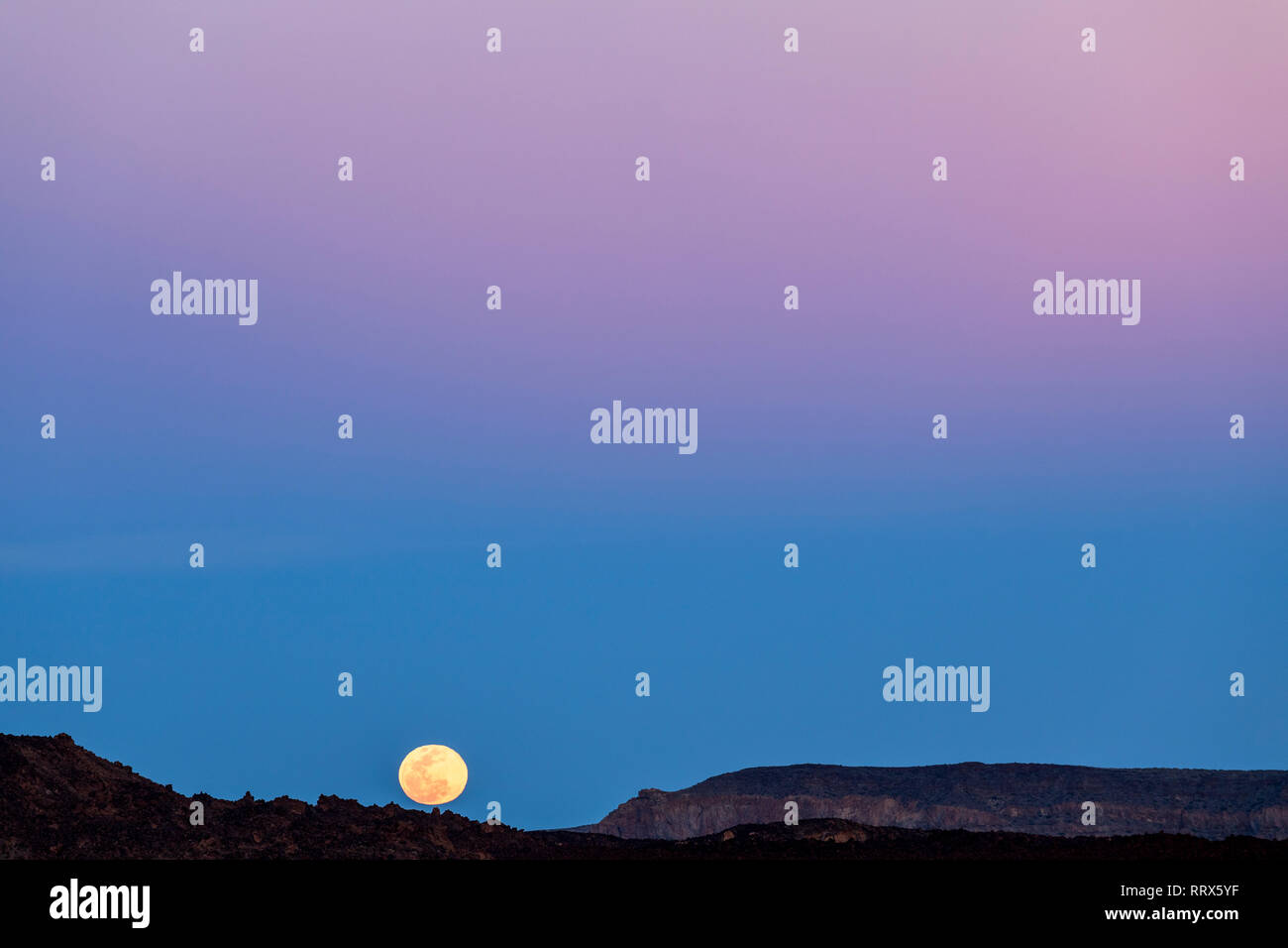 Vollmond über den Las Canadas del Teide National Park, Teneriffa, Kanarische Inseln, Spanien Stockfoto