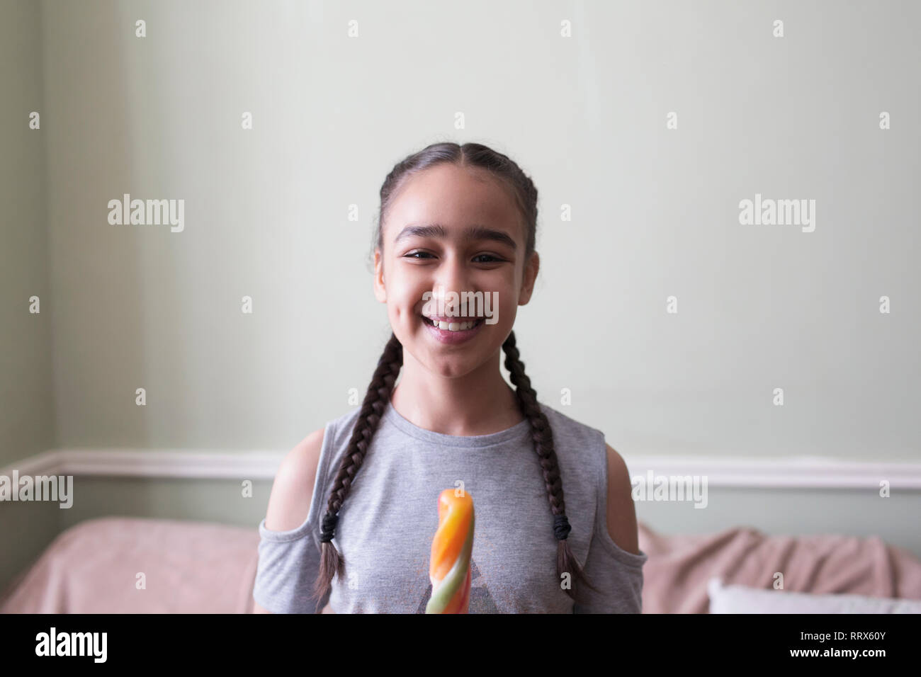 Porträt Lächeln, zuversichtlich Tween girl Essen gewürzt Eis Stockfoto