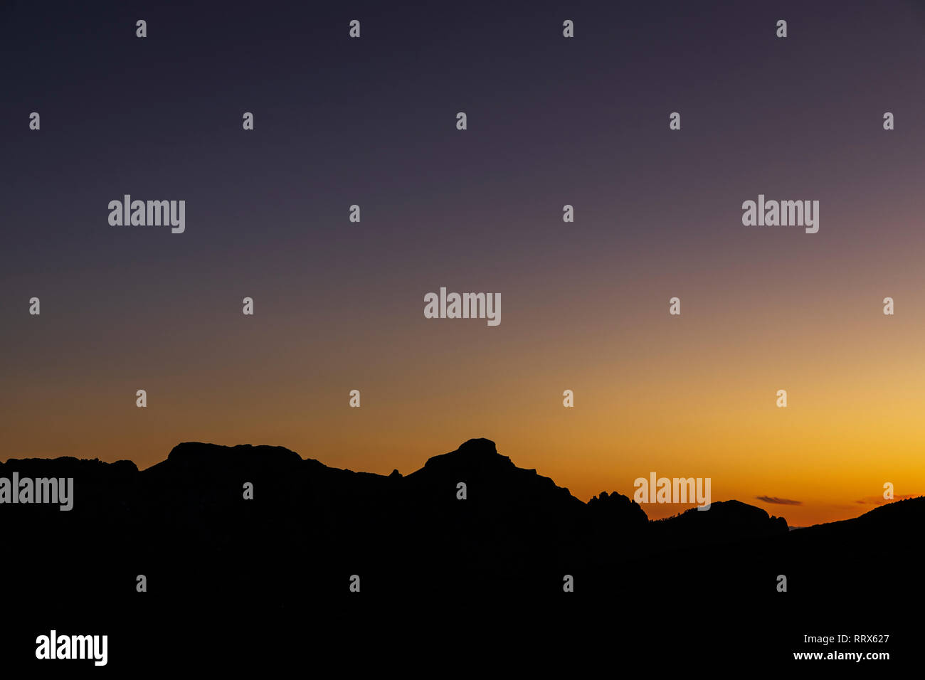 Im letzten Licht der untergehenden Sonne leuchtet der Himmel über der Las Canadas del Teide National Park, Teneriffa, Kanarische Inseln, Spanien Stockfoto