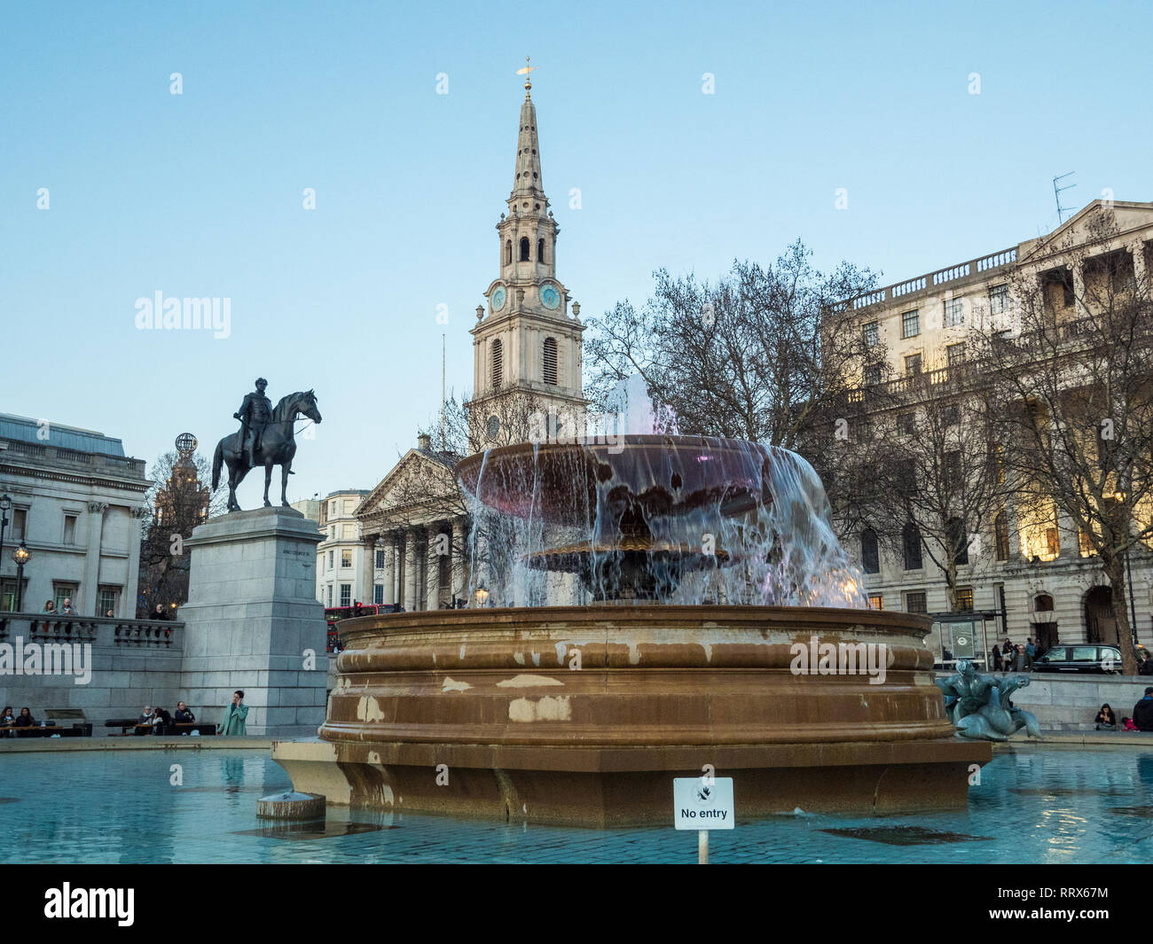 Brunnen & Reiterstandbild von Georg IV. in Trafalgar Square mit St. Martin in den Bereichen Kirche hinter, London, England. Stockfoto