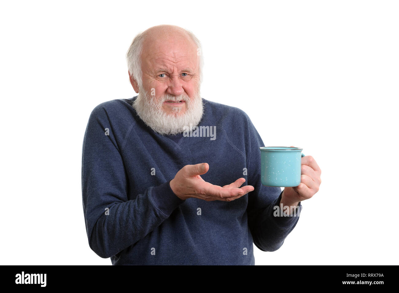 Unglücklich älterer Mann bei einer Tasse Tee oder Kaffee schlecht isoliert auf weißem Stockfoto