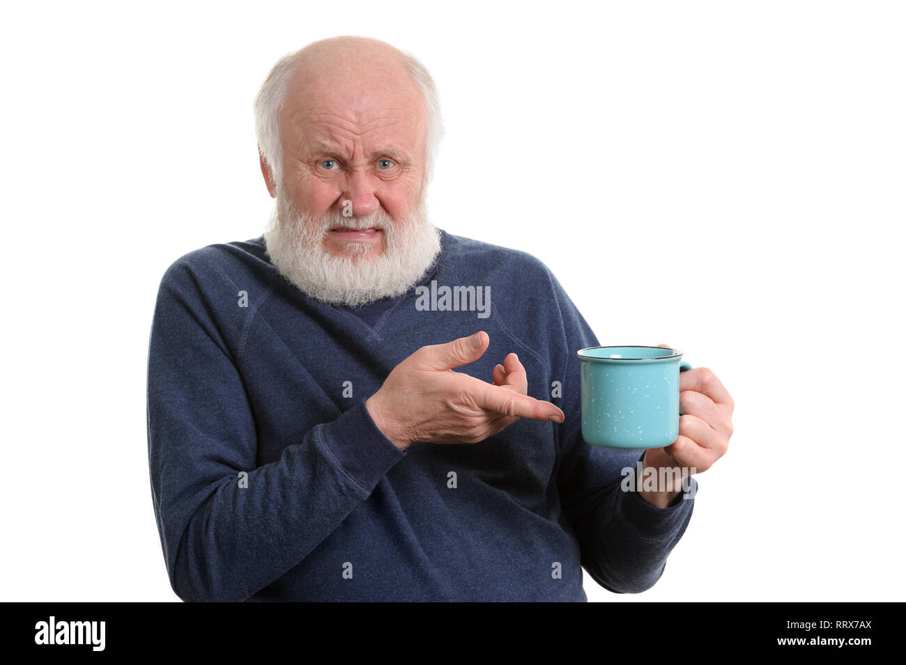 Unglücklich älterer Mann bei einer Tasse Tee oder Kaffee schlecht isoliert auf weißem Stockfoto