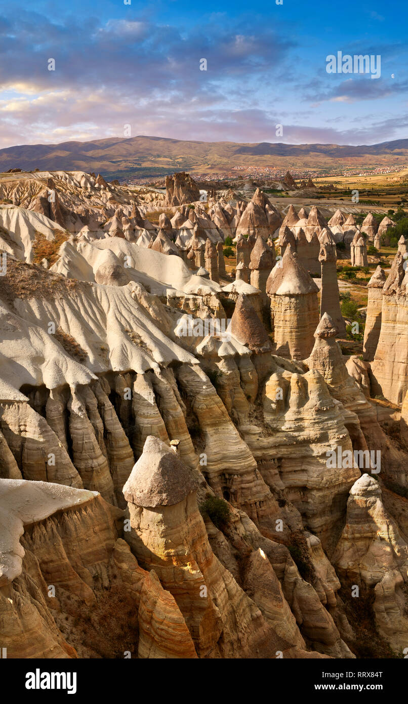 Fotos & Bilder der Fairy Chimney Rock Formationen und rock Säulen von "love Valley" in der Nähe von Göreme in Kappadokien, Nevsehir, Türkei Stockfoto