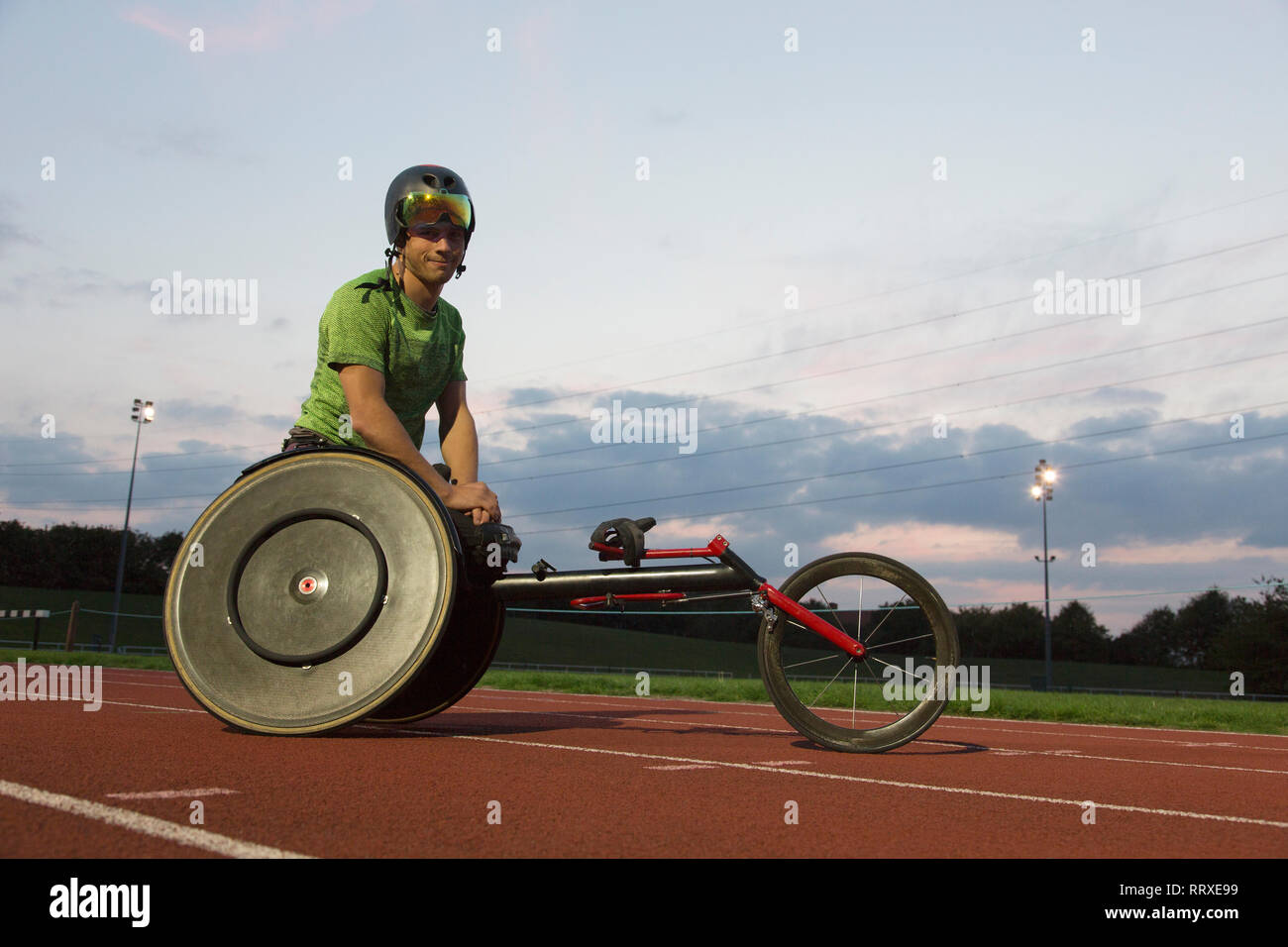 Portrait selbstbewussten jungen männlichen querschnittsgelähmten Athlet Training für Rollstuhl Rennen am Sportplatz Stockfoto