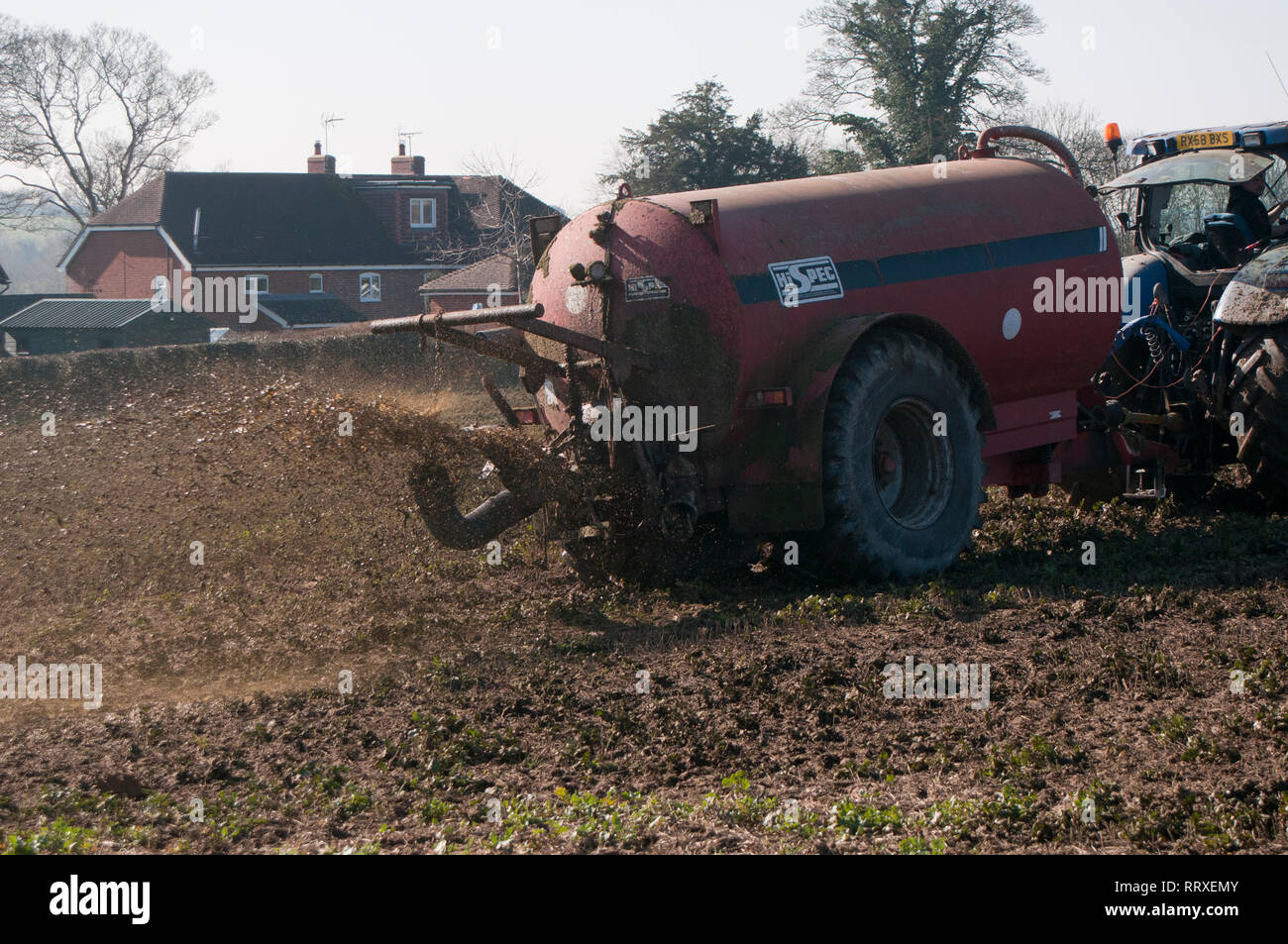 Muck Verbreitung auf einem Bauernhof mit einem Traktor Stockfoto