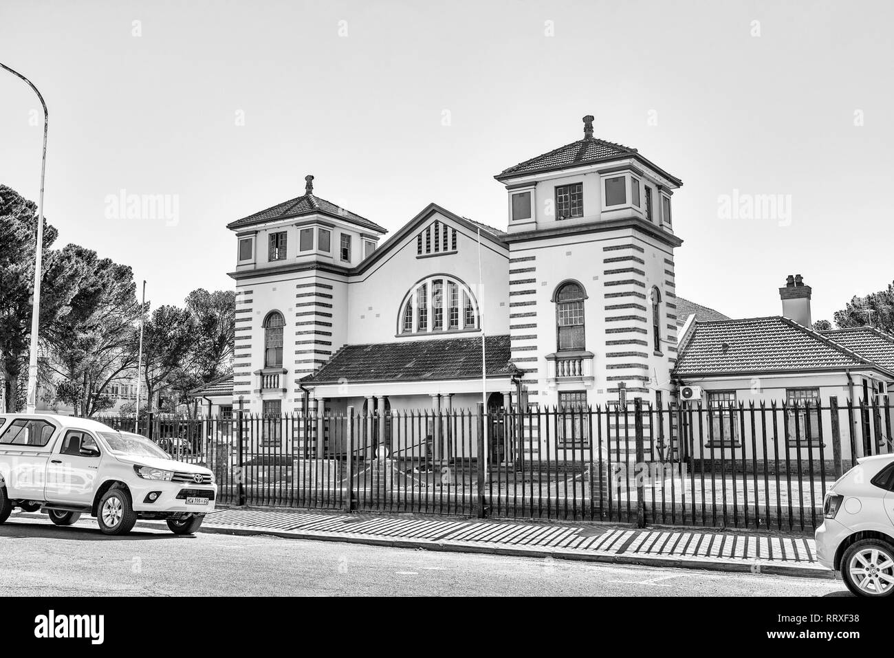 DE AAR, SÜDAFRIKA, 6. August 2018: Das Rathaus in De Aar in der Northern Cape Provinz. Fahrzeuge sichtbar sind. Schwarzweiß Stockfoto