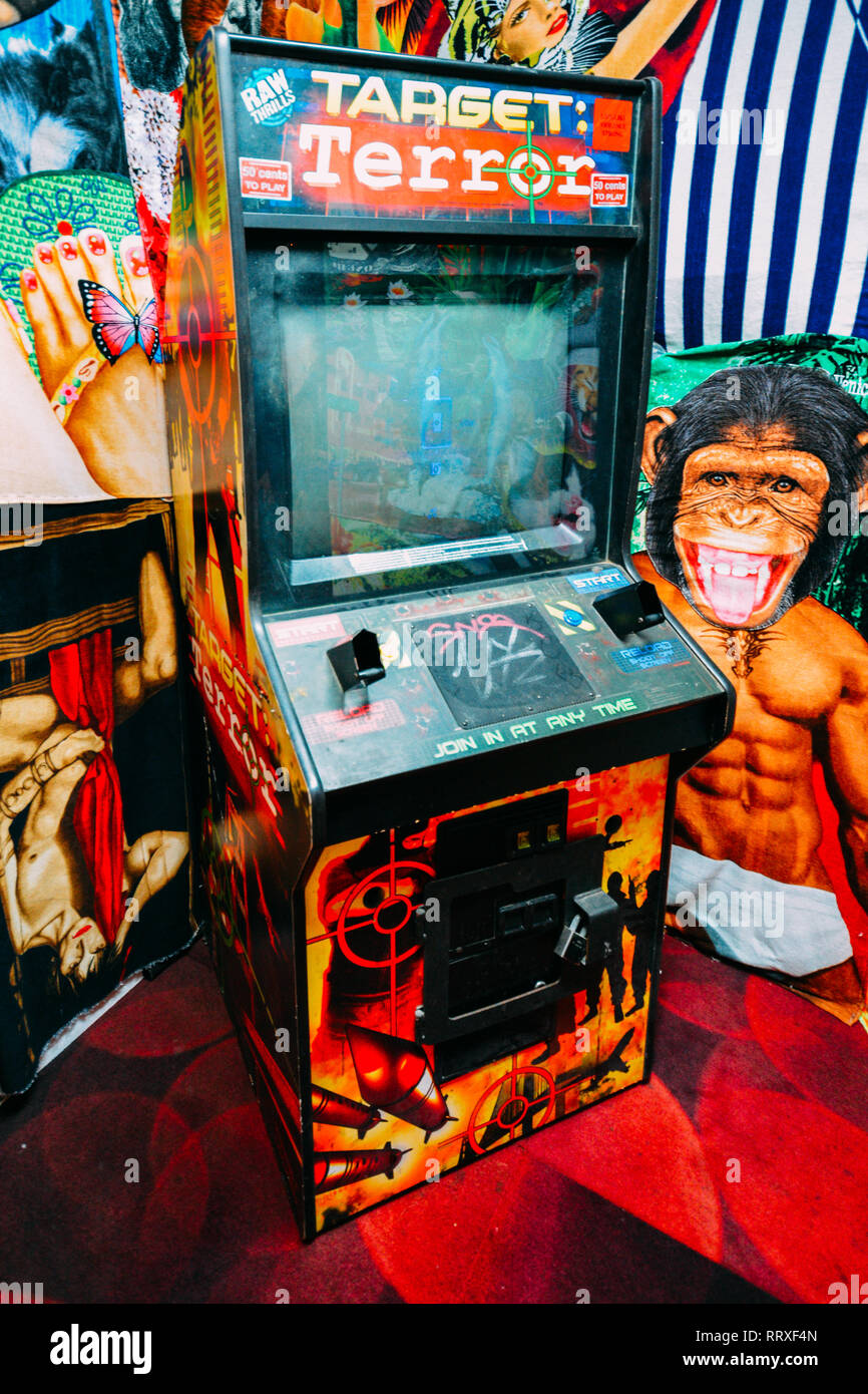 Im Stil der 80er Jahre Arcade Spiel namens Target Terror in ein buntes  Szenario Stockfotografie - Alamy