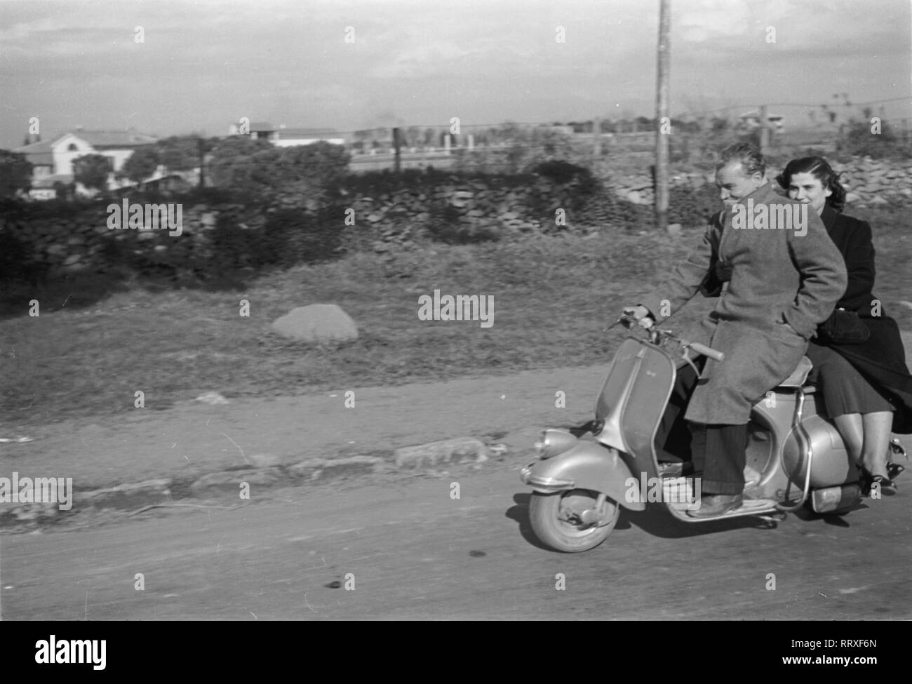 Reisen nach Rom - Italien 1950 - Paar fahren eine Vespa auf der Straße Via Appia Antica in Rom. Ein Paar fährt in einer Vespa auf der Via Appia Antica in Rom, Italien. Foto Erich Andres Stockfoto