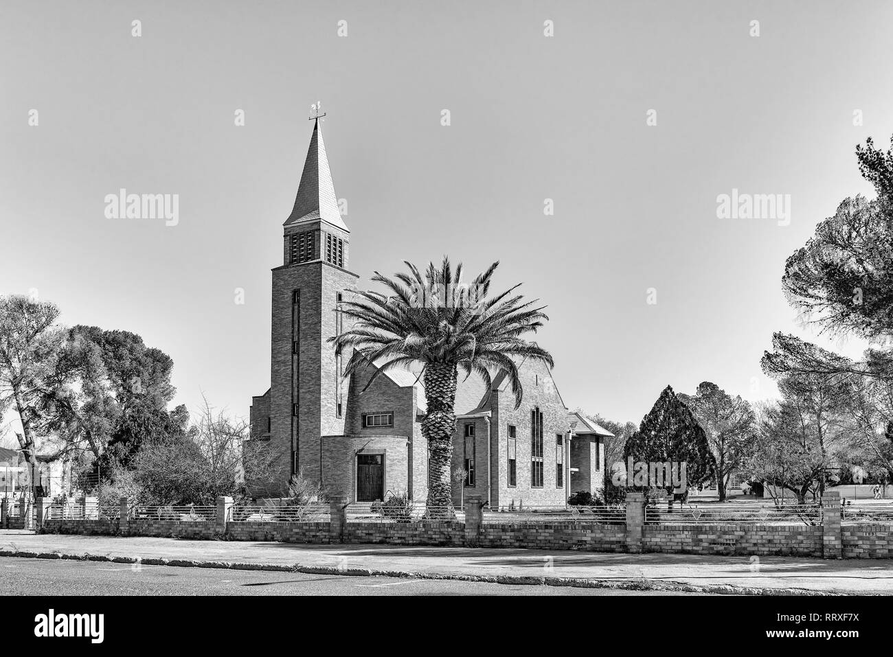 DE AAR, SÜDAFRIKA, August 6, 2018: eine Straße, Szene, mit der Reformierten Kirche, in De Aar in der Northern Cape Provinz. Schwarzweiß Stockfoto