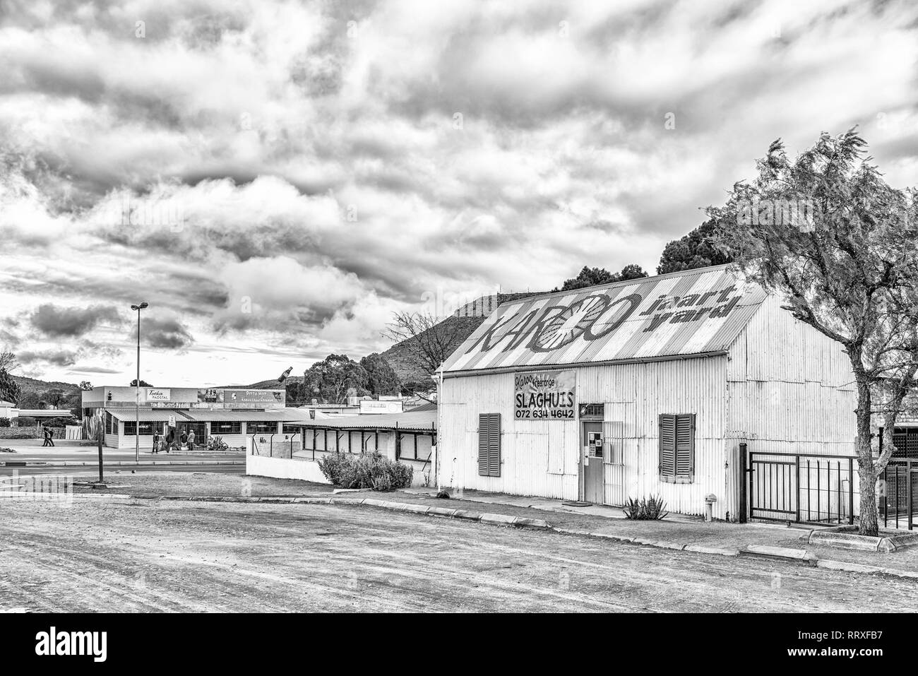 VICTORIA WEST, SÜDAFRIKA, August 7, 2018: ein Sonnenaufgang street scene, mit Unternehmen und Menschen in Victoria West in der Northern Cape Provinz. Monoc Stockfoto