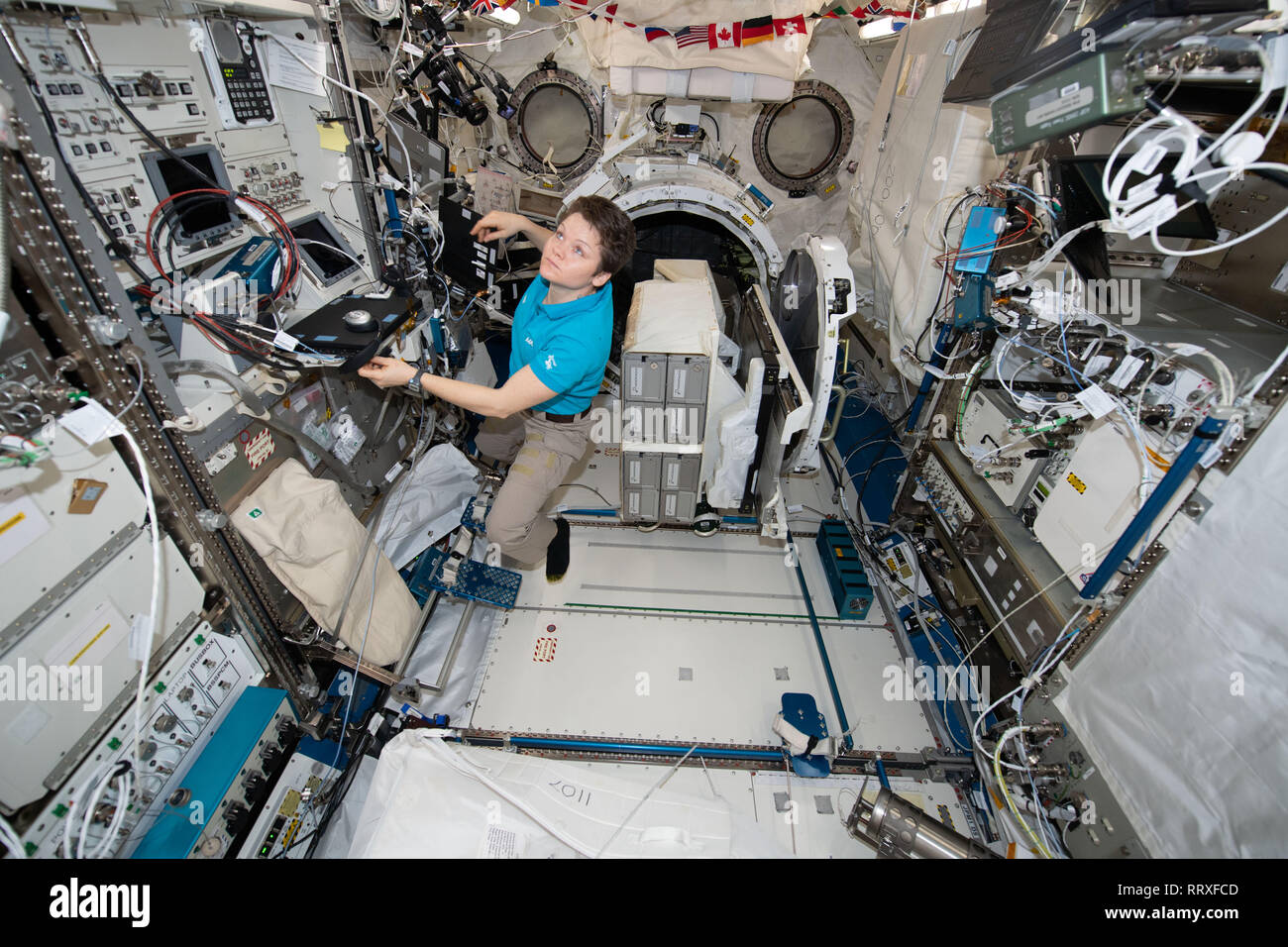 NASA-Astronaut Anne McClain Werke innerhalb der Japanischen Kibo Labor an Bord der Internationalen Raumstation Januar 30, 2019 in der Erdumlaufbahn. Stockfoto