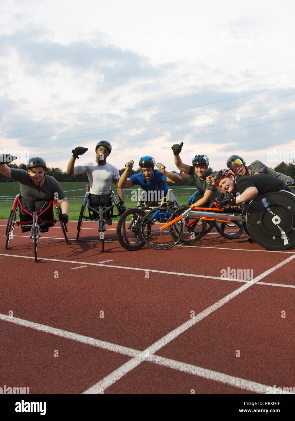 Portrait enthusiastisch querschnittsgelähmte Sportler anfeuern, Training für Rollstuhl Rennen am Sportplatz Stockfoto