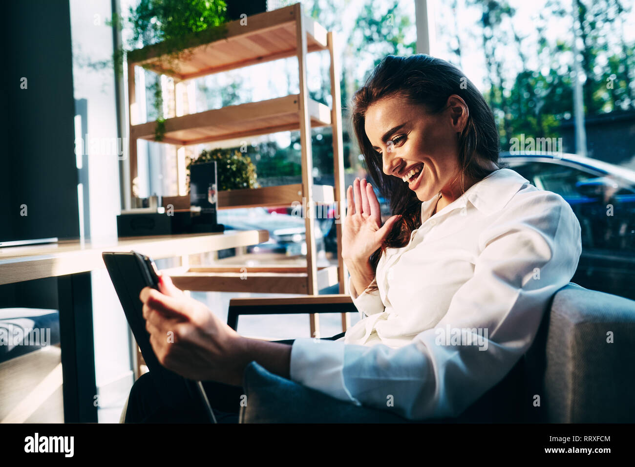 Schone Madchen In Weissen Hemd Cafe Mit Grauen Tablet Arbeiten