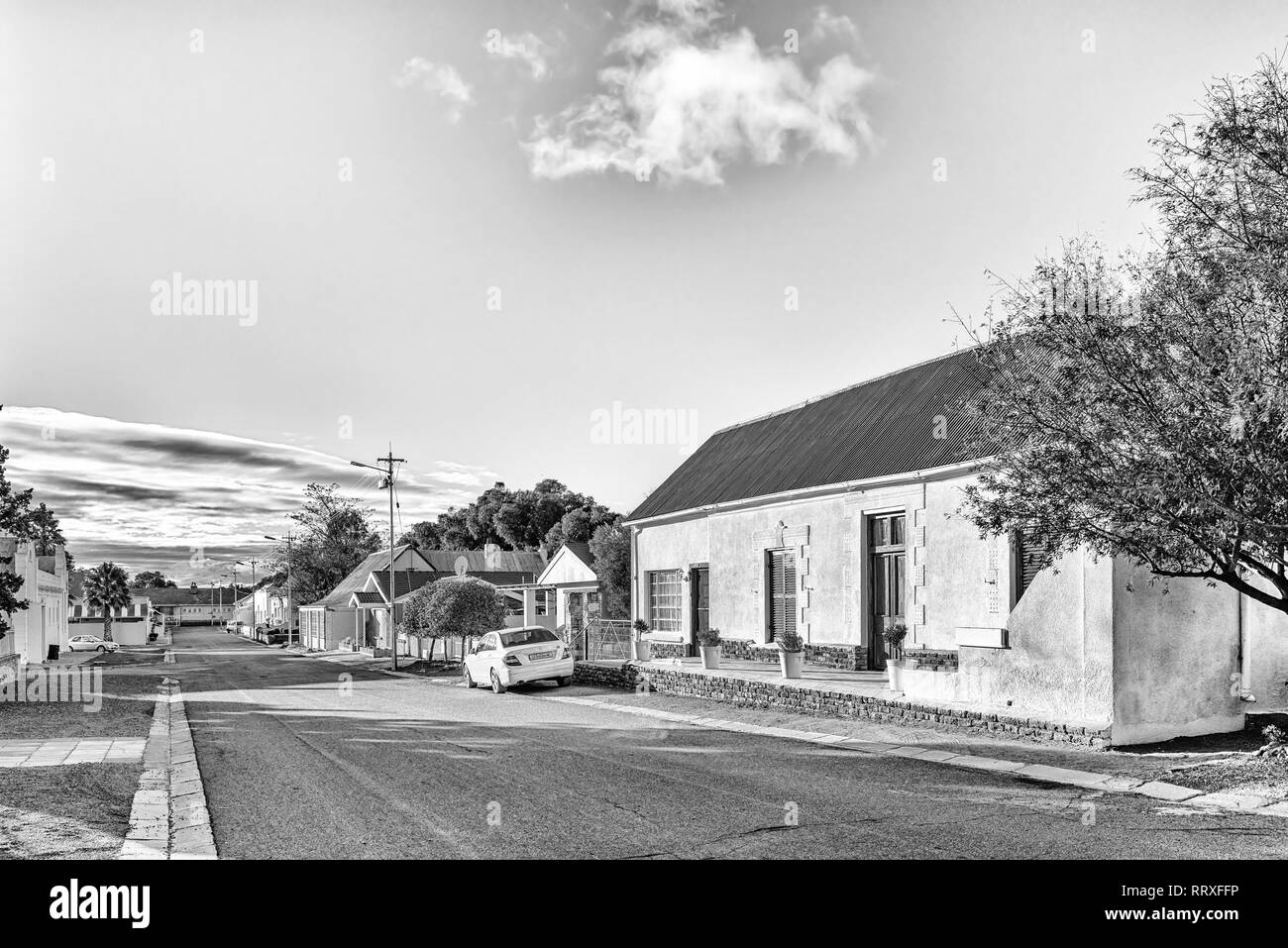 VICTORIA WEST, SÜDAFRIKA, August 7, 2018: eine Straße, Szene, mit historischen Häusern und Fahrzeugen, in Victoria West in der Northern Cape Provinz. Monoch Stockfoto