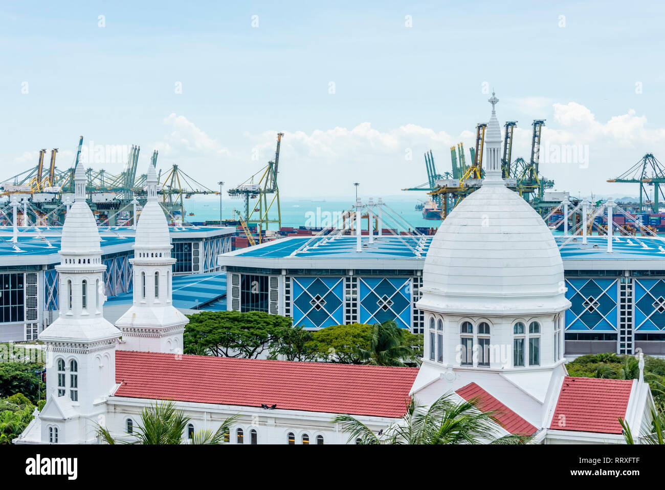 Kirche der hl. Theresia äußere Katholische Romano Byzantinische kuppel architektur, in Bukit Purmei Singapur 2019 mit Blick auf Tanjong Pagar Port Stockfoto