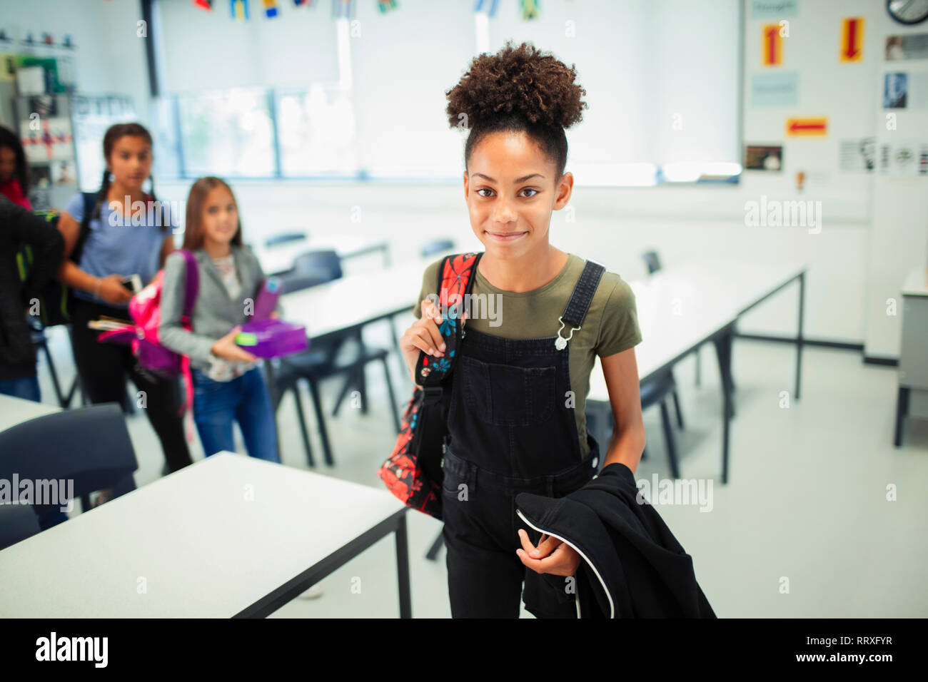 Porträt Lächeln, zuversichtlich Junior high school Mädchen im Klassenzimmer Stockfoto