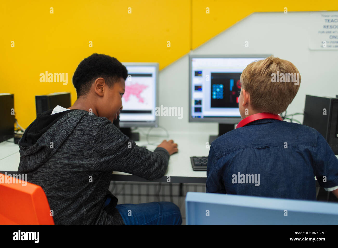 Junior High junge Schüler den Computer im Computer Lab Stockfoto