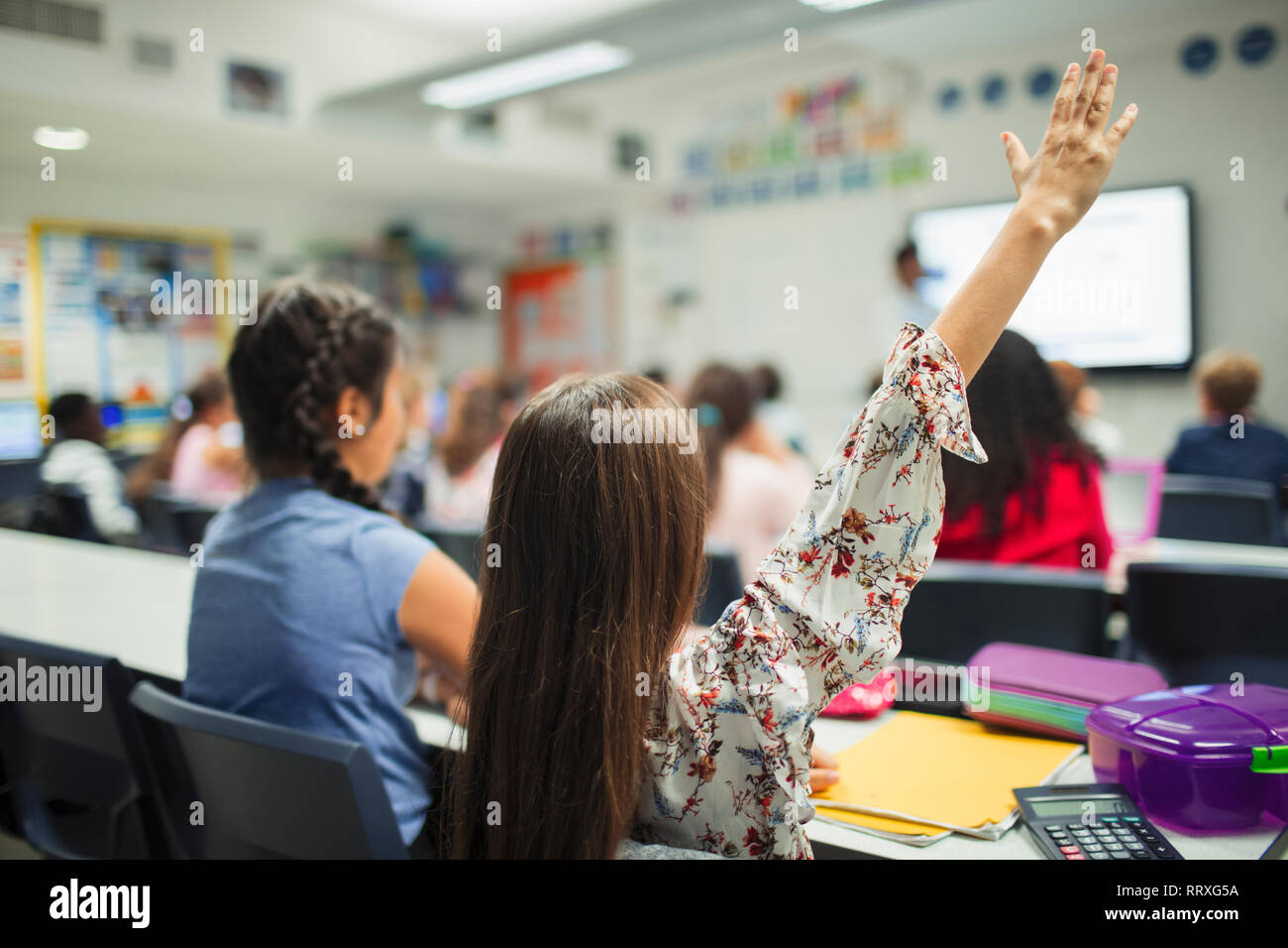 Junior high school Mädchen Schüler mit Hand in Klassenzimmer angehoben Stockfoto