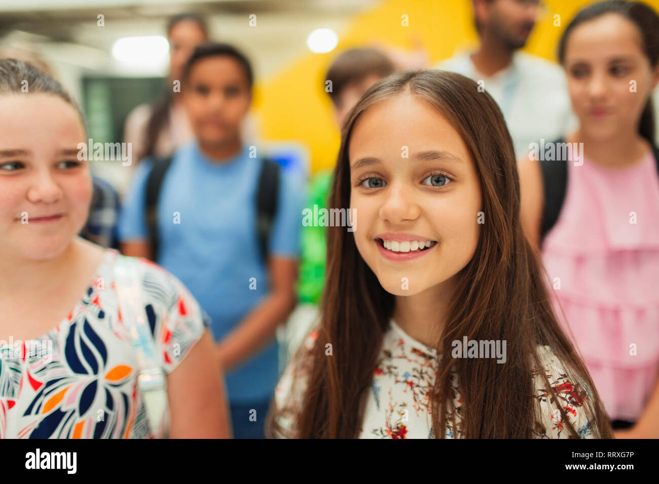 Portrait zuversichtlich, lächelnd Junior High girl Student Stockfoto