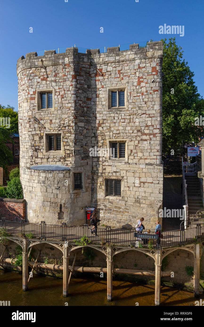 Lendal Turm neben den Fluss Ouse in der Stadt York, Yorkshire, Großbritannien. Stockfoto