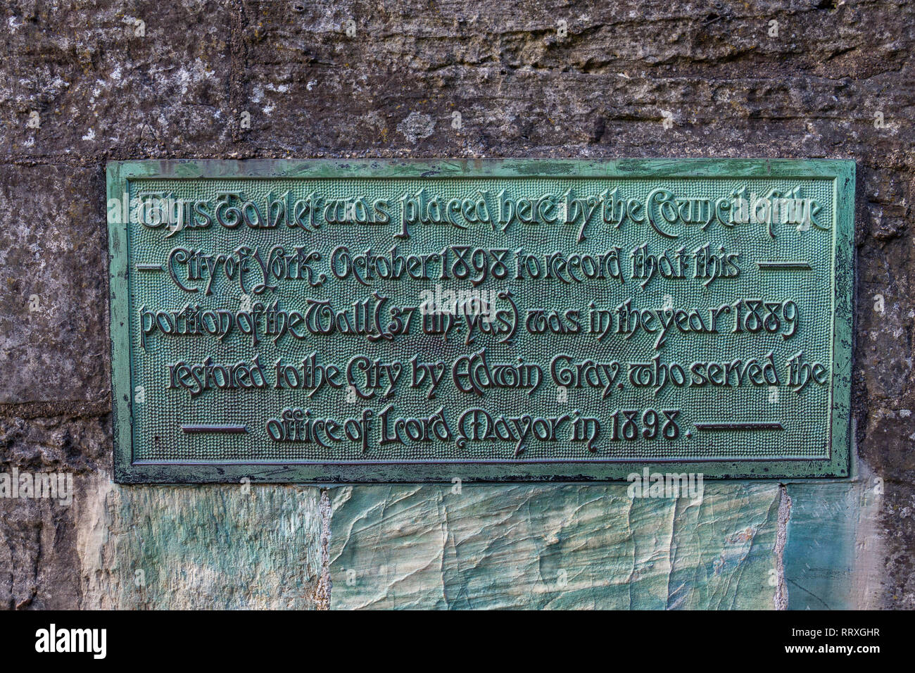 Gedenktafel in Anbetracht der Wiederherstellung eines Teils der Römischen Stadtmauer um in der Stadt York, North Yorkshire, UK. Stockfoto