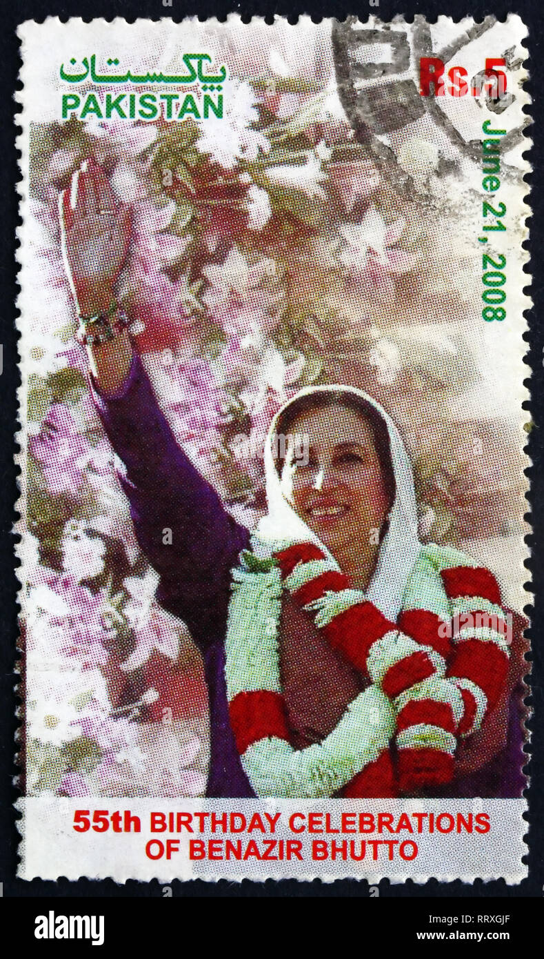 PAKISTAN - ca. 2008: einen Stempel in Pakistan gedruckt zeigt Mohtarma Benazir Bhutto, 55. Geburtstag, ca. 2008 Stockfoto