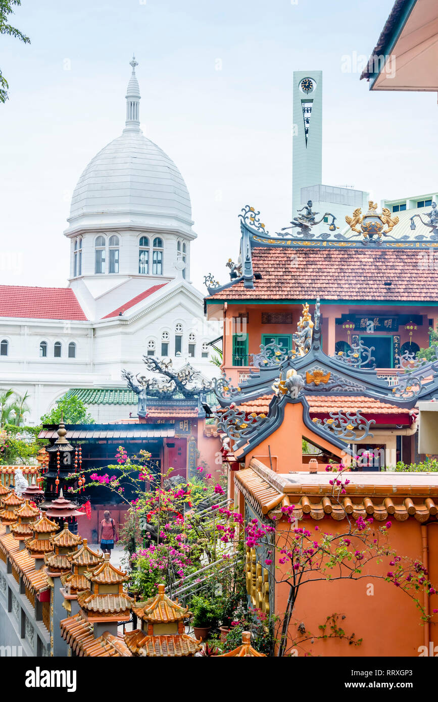 Kirche der hl. Theresia äußere Katholische Romano Byzantinische kuppel architektur und Tang Gah Beo, taoistische chinesische Tempel in Bukit Purmei Singapur 2019 Stockfoto