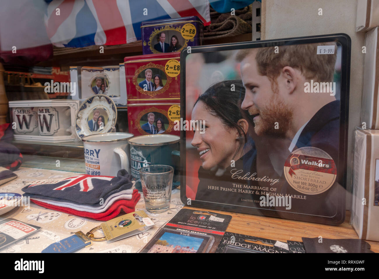 Royal Wedding Erinnerungsstücke nach der Hochzeit von Prinz Harry und Meghan Markle in einem Schaufenster, Stadt York, North Yorkshire, UK. Stockfoto