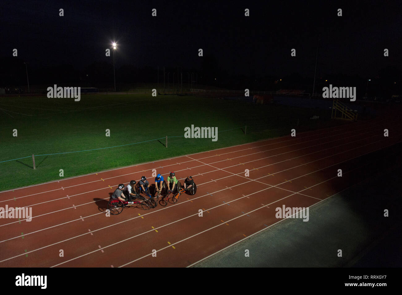 Querschnittsgelähmte Sportler auf Sport, Training für Rollstuhl Rennen bei Nacht Stockfoto