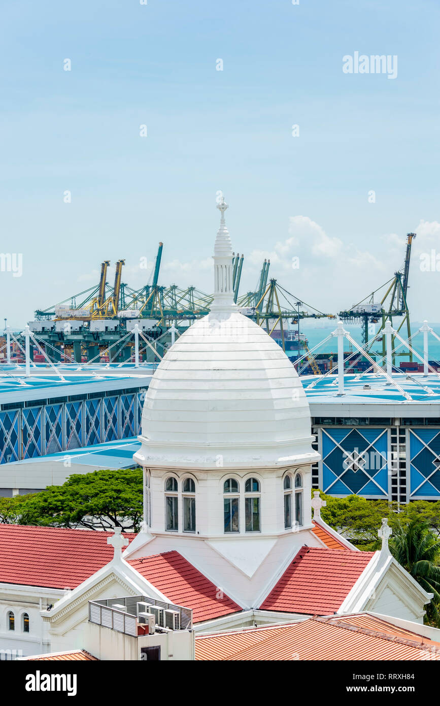 Kirche der hl. Theresia äußere Katholische Romano Byzantinische kuppel architektur, in Bukit Purmei Singapur 2019 mit Blick auf Tanjong Pagar Port Stockfoto