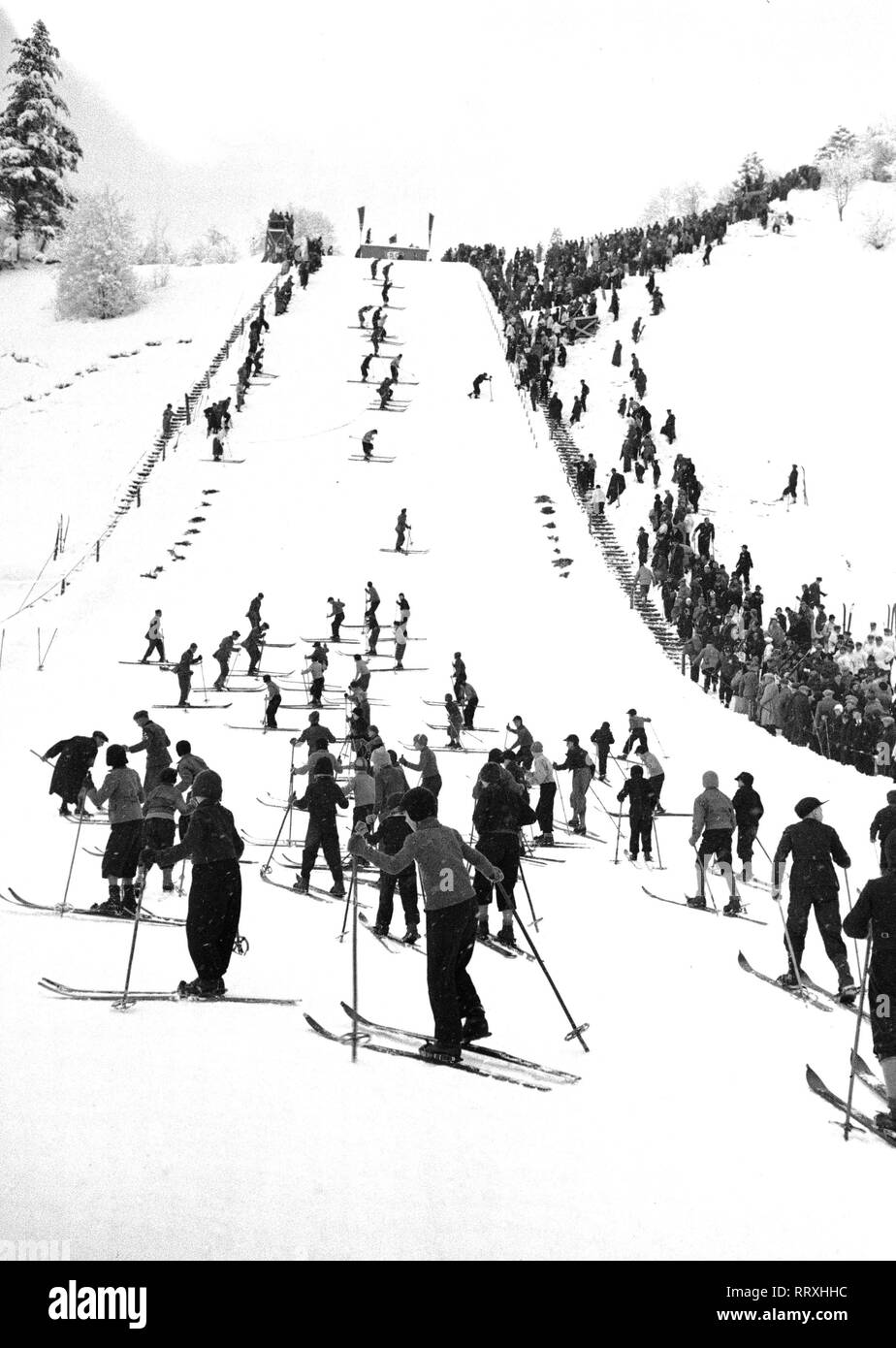 Winter Olympics 1936 - Deutschland, Drittes Reich - Olympische Winterspiele, Olympische Winterspiele 1936 in Garmisch-Partenkirchen. Blick auf die großen Olympischen Sprungschanze. Bild Datum Februar 1936. Foto Erich Andres Stockfoto