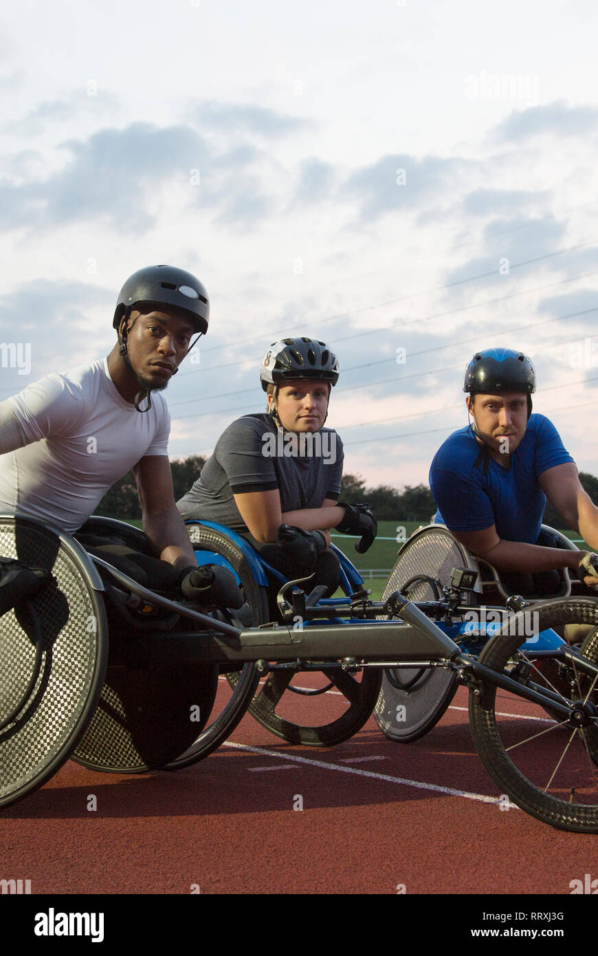 Portrait zuversichtlich , querschnittsgelähmte Sportler Training für Rollstuhl Rennen am Sportplatz Stockfoto