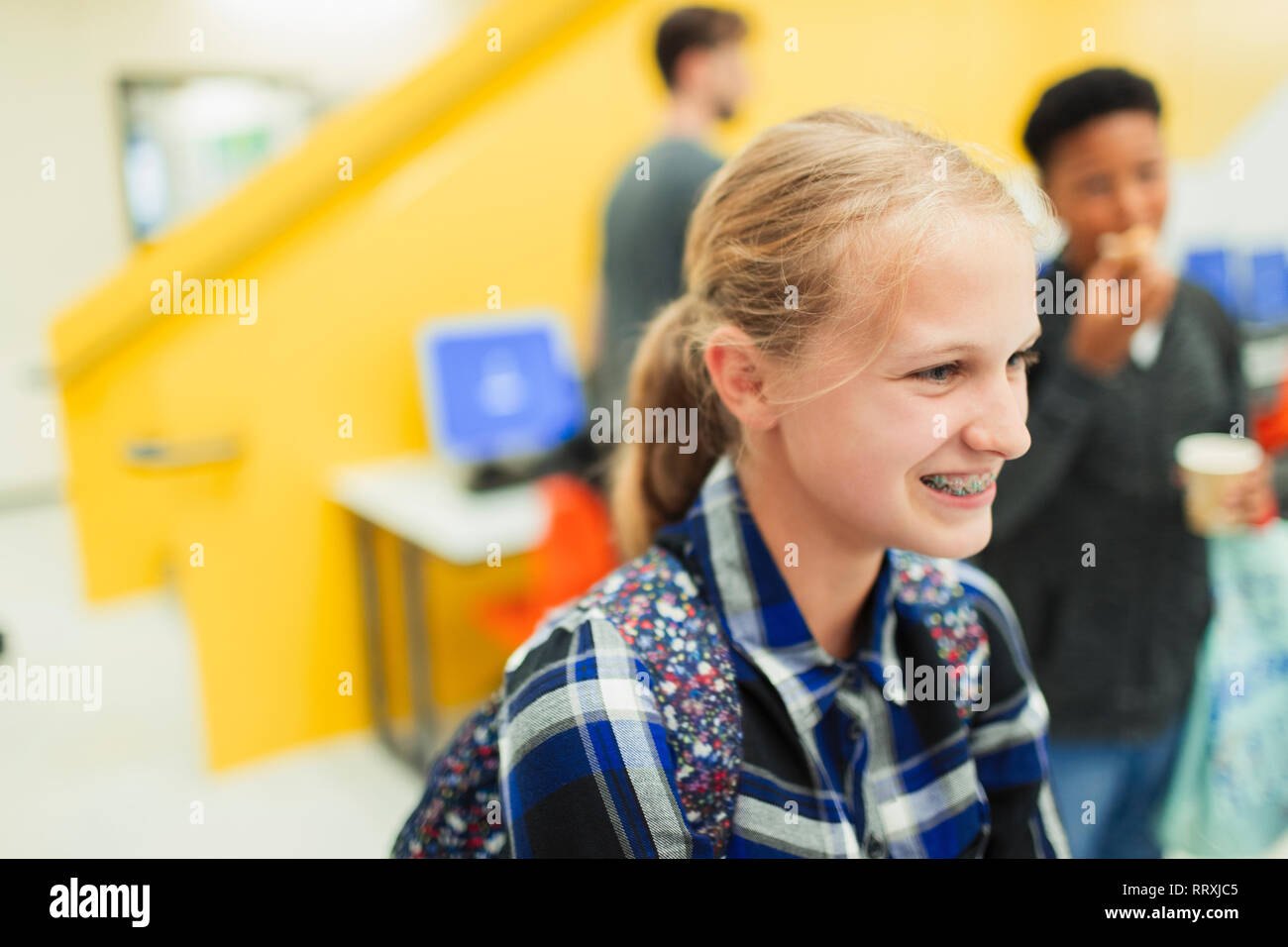 Lächelnd Junior High girl Student mit Klammern Stockfoto
