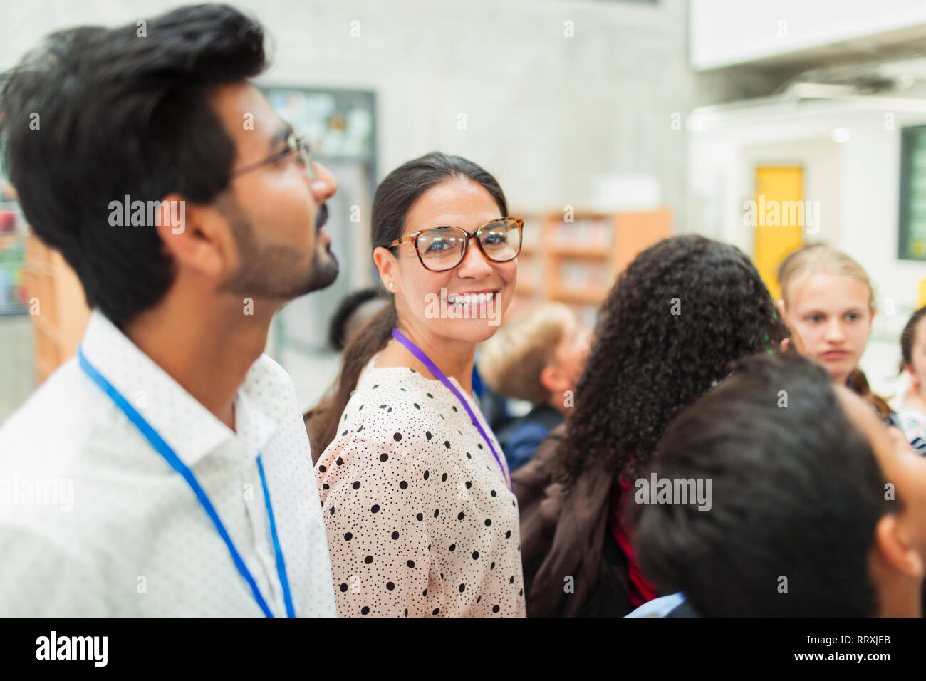 Portrait zuversichtlich weiblichen Junior high Lehrer in der Bibliothek mit Studenten Stockfoto