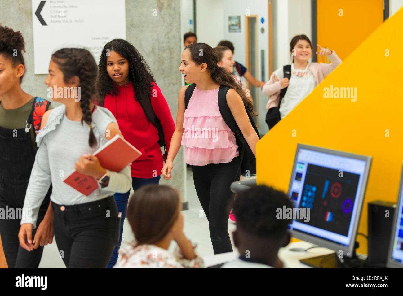 Junior High girl Studenten, Bibliothek Stockfoto