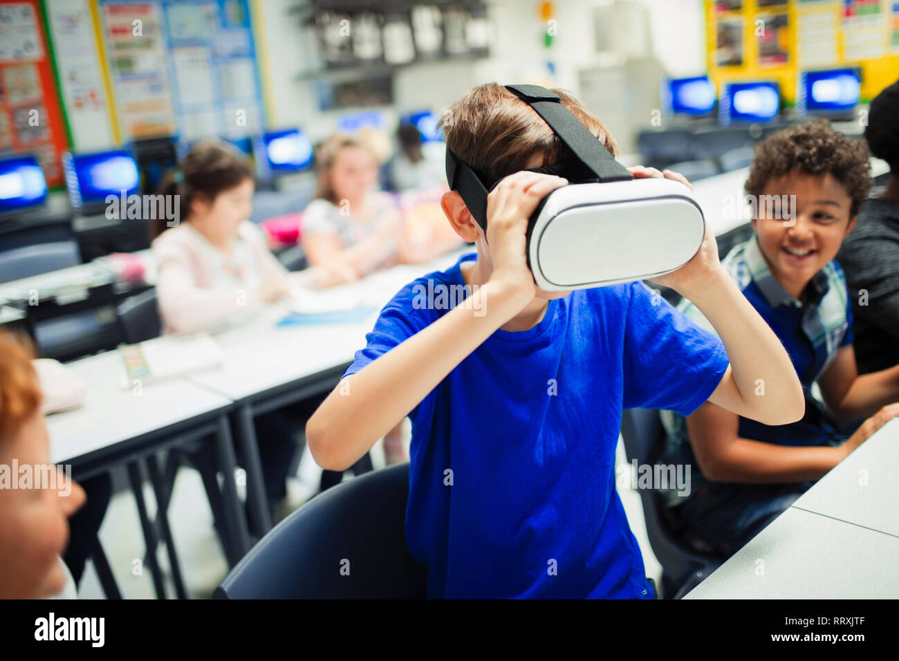 Junior high school junge Studenten mit Virtual Reality simulator Gläser im Klassenzimmer Stockfoto