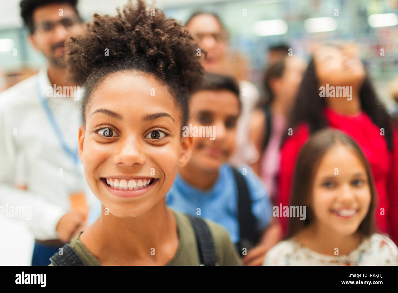 Portrait verspielt, exuberant Junior high Mädchen Schüler lächelnd Stockfoto