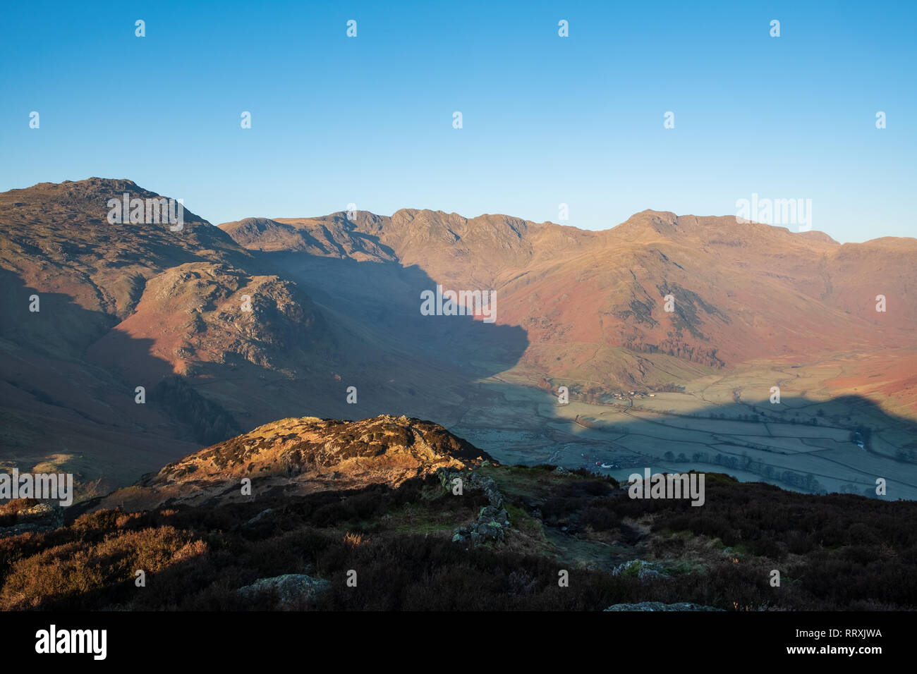 Am frühen Morgen Licht über Hecht von Blisco, Bowfell und gewellter Felsen an der Spitze der Great Langdale, von Seite Hecht, Lake District, Großbritannien Stockfoto