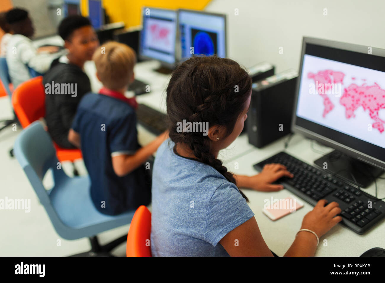 Junior high Schüler den Computer im Computer Lab Stockfoto
