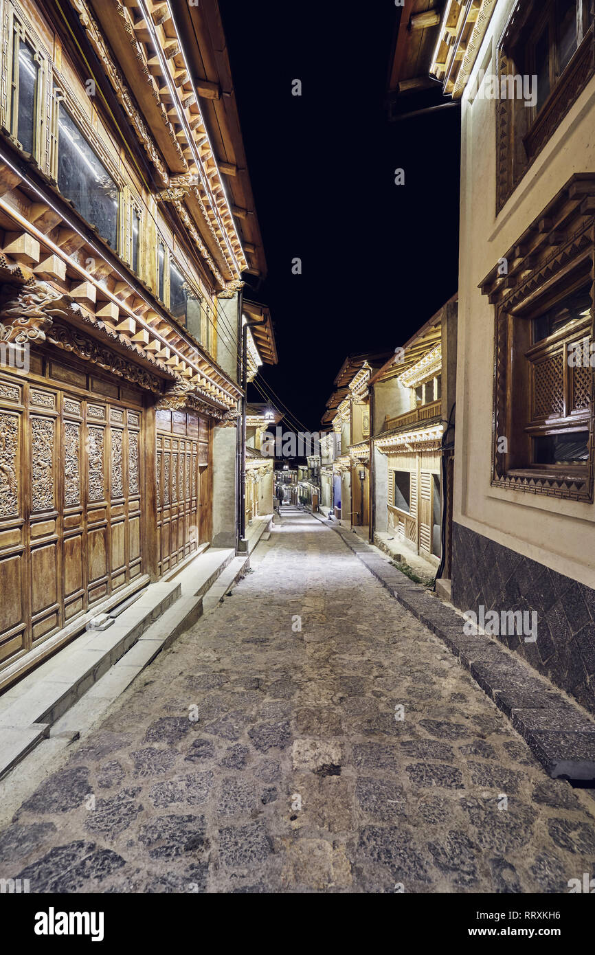 Beleuchtete leere Straße von Shangri La Altstadt (Dukezong) Nachts, China. Stockfoto