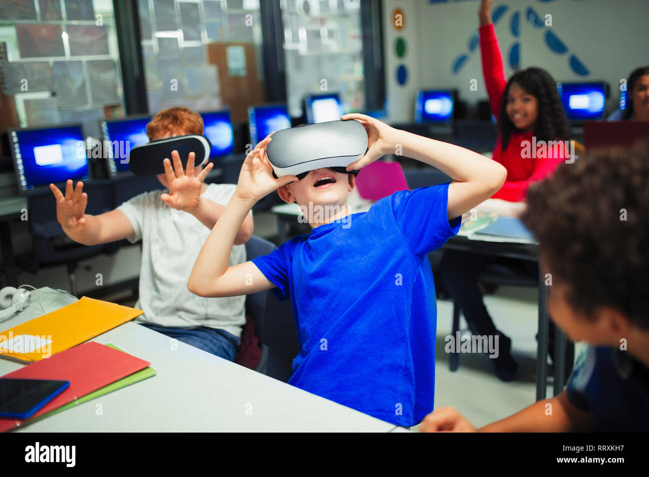 Junior high school junge Studenten mit Virtual Reality Simulatoren im Klassenzimmer Stockfoto