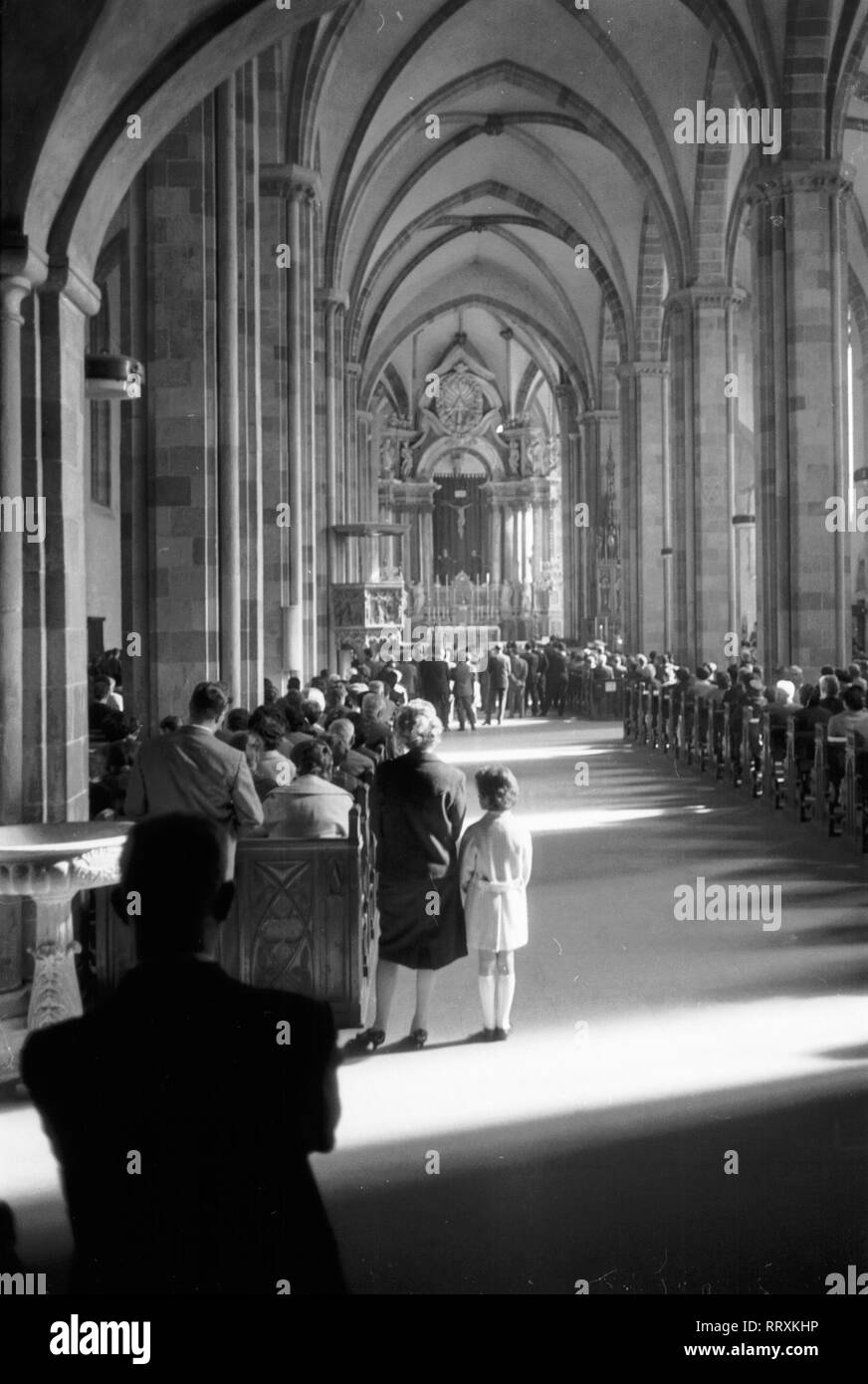 Italienisch - Italien, Italia, Bozen, Bozen, Südtirol, Alto Adige, Pfarrkirche, Chiesa DAL PREVAT 2 / Ca. 1950, Südtirol, Pfarrkirche in Bozen, Menschen beim Gottesdienst Stockfoto