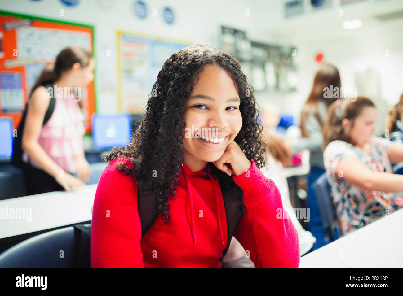 Porträt Lächeln, zuversichtlich Junior high school Mädchen im Klassenzimmer Stockfoto