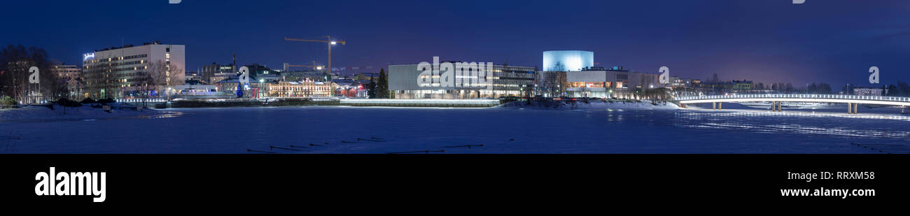 Panorama von Oulu Marktplatz und die umliegenden Gebäude. Von der linken Radisson Blu, Uusi Seurahuone, Oulu City Library und Oulu Stadt Theater. Stockfoto