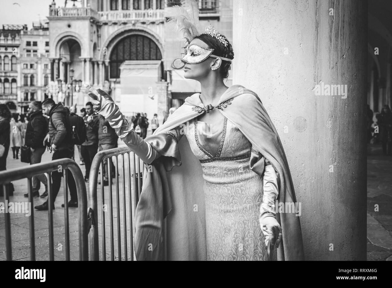 Elegante maskierte Frau in Venedig Stockfoto