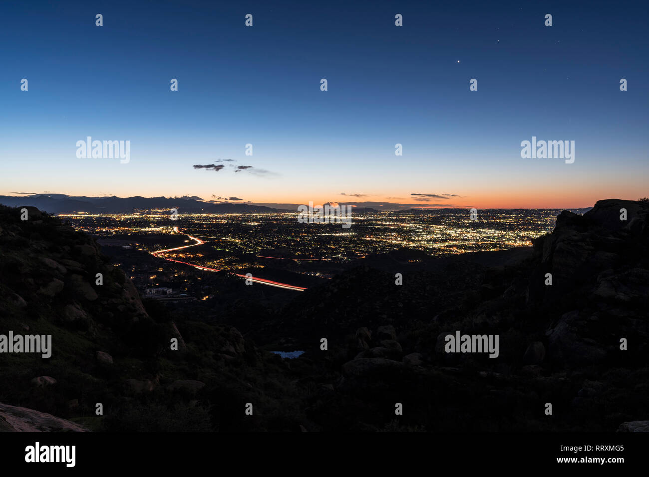 Los Angeles Kalifornien predawn Hügel aussicht auf den 118 Freeway und das San Fernando Valley. Stockfoto