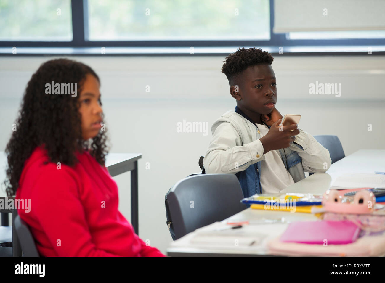 Junior High School Studenten hören im Klassenzimmer Stockfoto